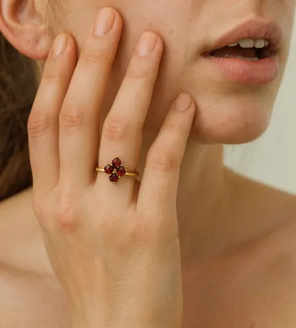 anillo-de-oro-18k-con-granates-038_lo-15-13am1_11