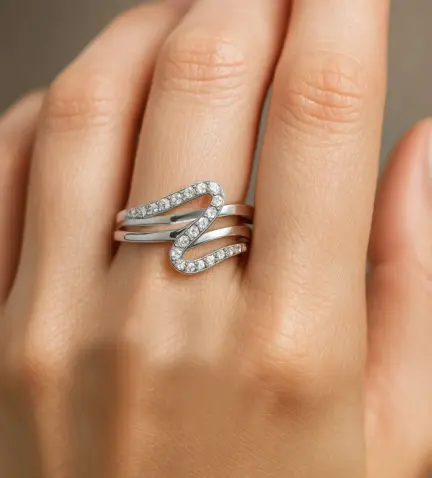 anillo-de-oro-blanco-18k-y-circones-243_400-00191 modelo mano