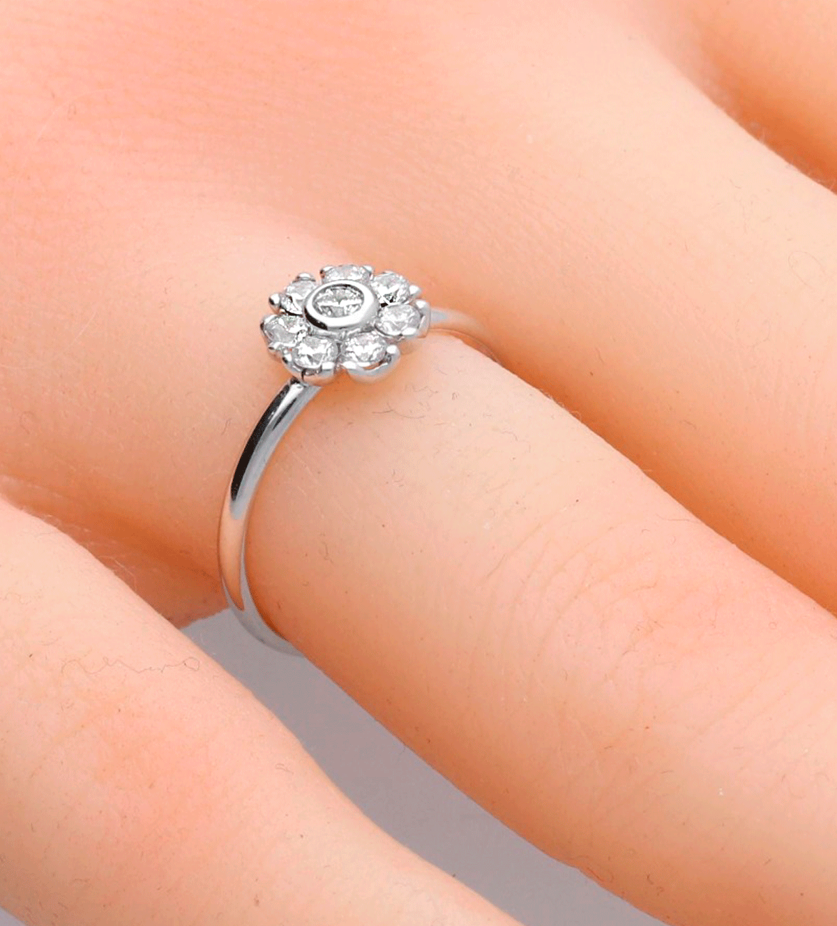 Anillo de oro blanco "Laflor" anillo de oro blanco con circones Laflor foto mano maniqui