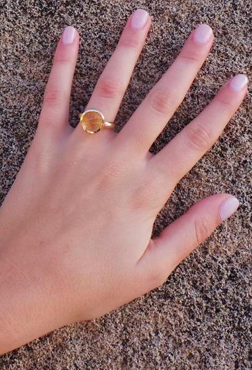 OPORTUNIDAD anillo plata chapada con citrino 249_IL008AC anillo-de-plata-chapada-con-citrino-marca-coolook-OCASION-vista-en-modelo-