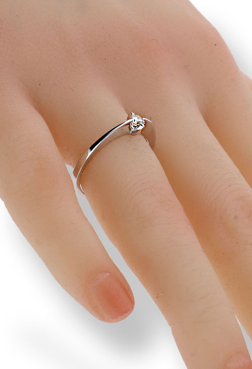 Anillo de compromiso oro blanco con diamante 065_162-01BR015 anillo compromiso oro blanco 18 kilates con diamante talla brillante vista mano maniqui