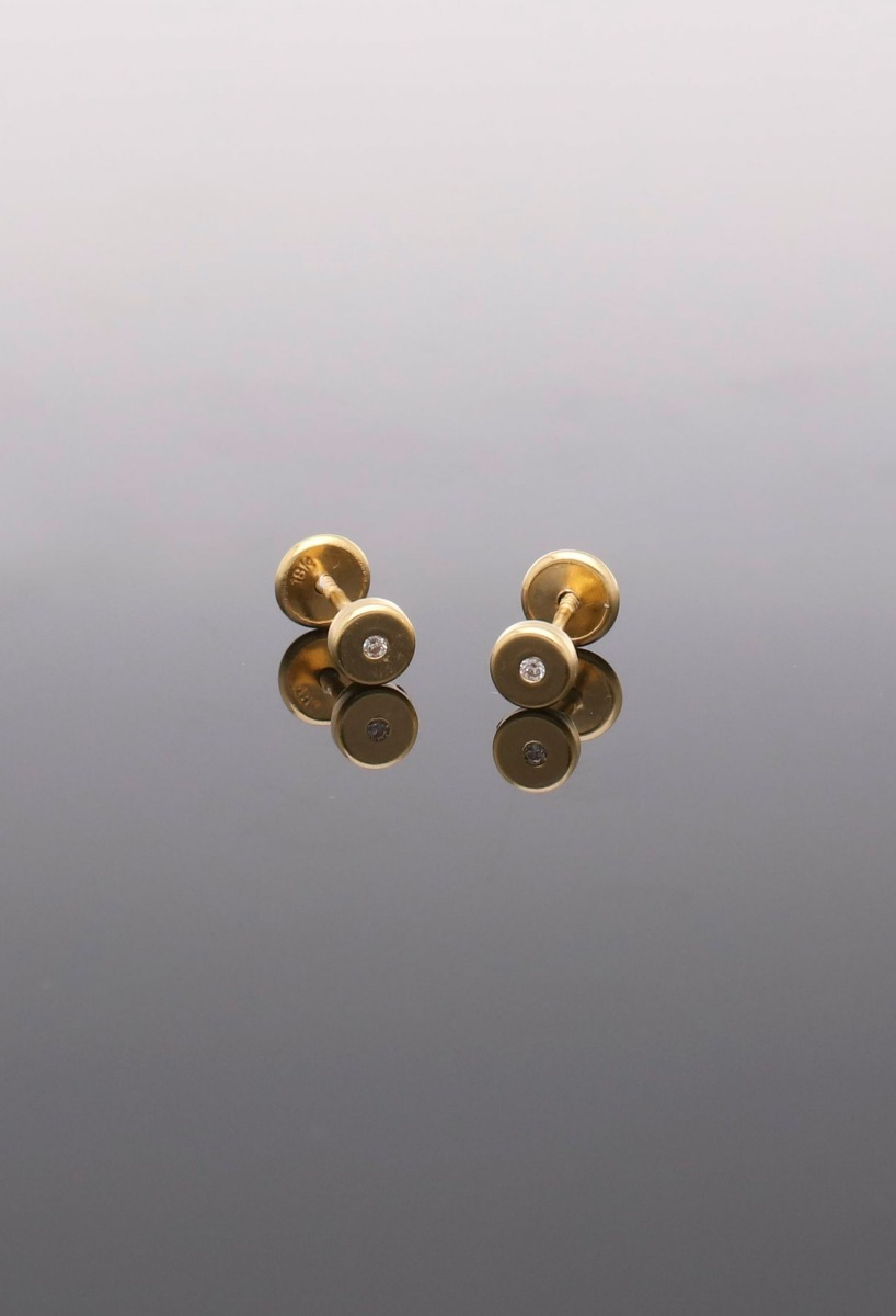 Pendientes oro con diamante, dormilonas. 095_450551-CH pendientes bebe oro amarillo 18k y diamantes foto sin recortar fondo negro