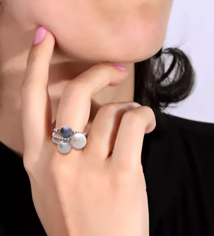 anillo de oro blanco 18k con perlas y diamantes trilogia fondo negro