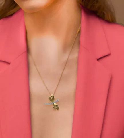 colgante de oro bicolor 18k libelula foto con modelo