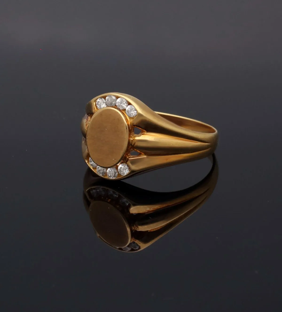 Anillo de oro tipo sello oro 18K 170_SE007035 170_SE007035 anillo de oro con circones fondo negro sin retoque