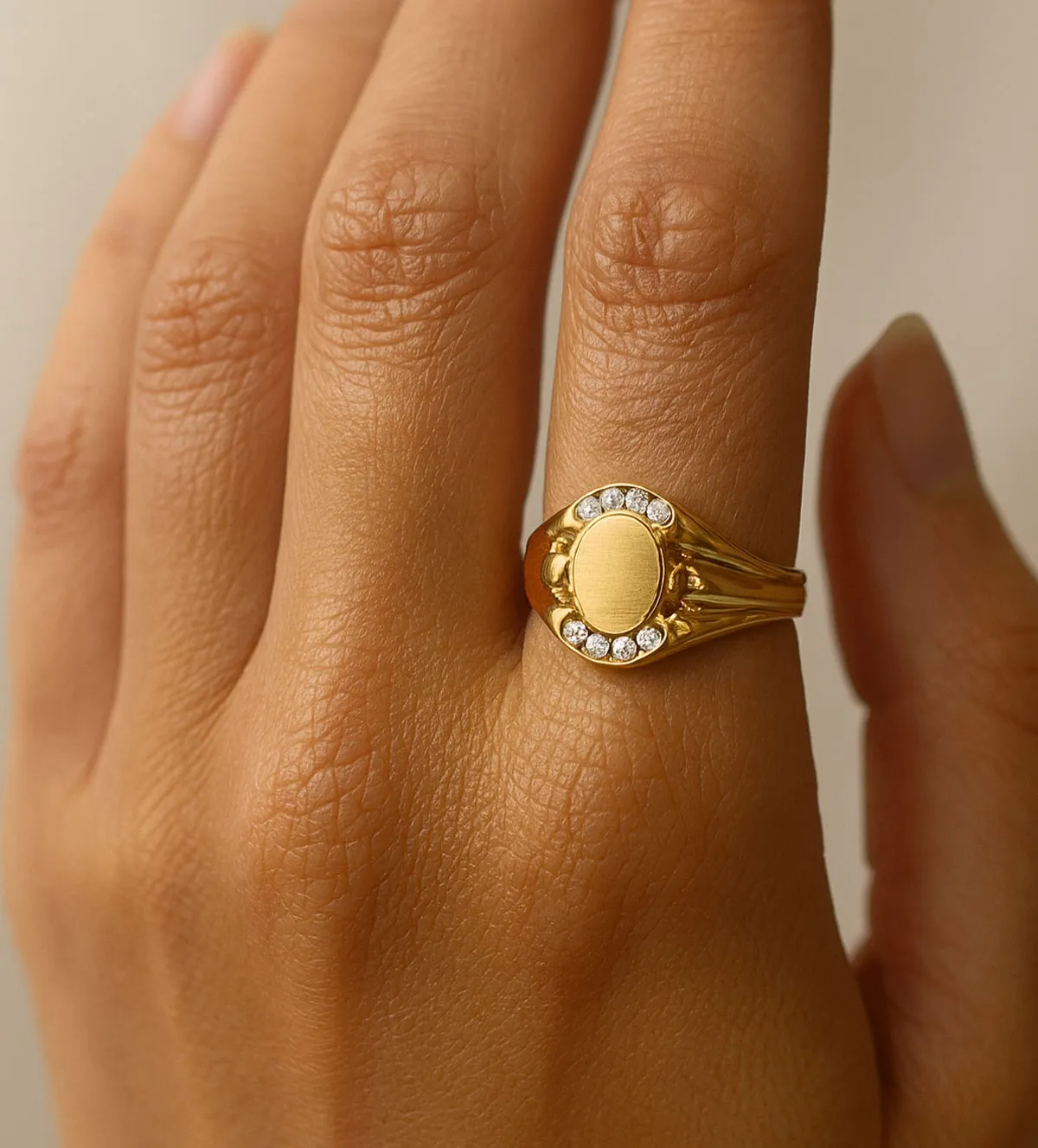 Anillo de oro tipo sello oro 18K 170_SE007035 170_SE007035 anillo de oro con circones modelo mano