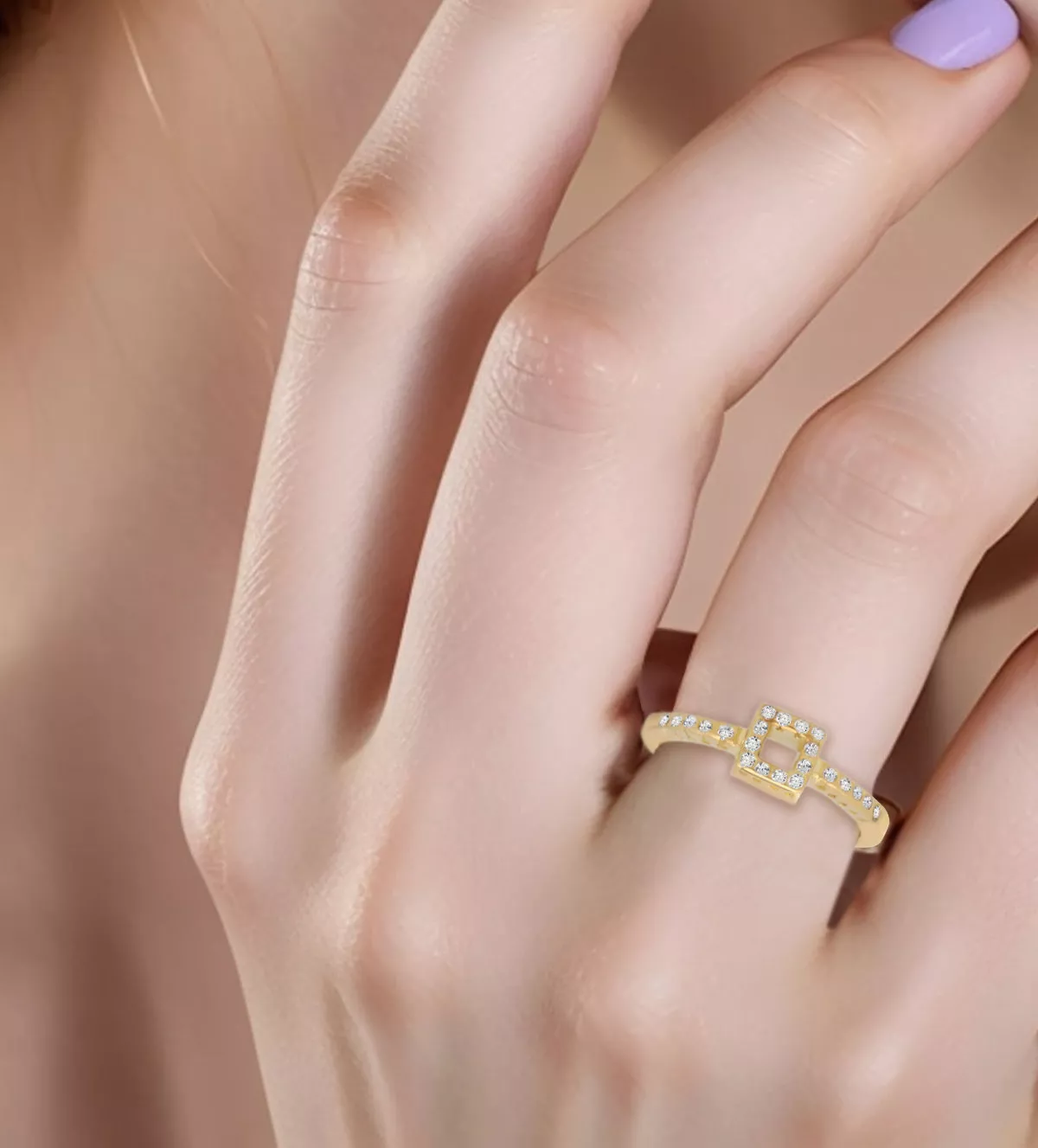 Anillo de oro amarillo y brillantes "Cuadrante de Luz" anillo de oro con diamantes cuadrante de luz foto en mano de modelo