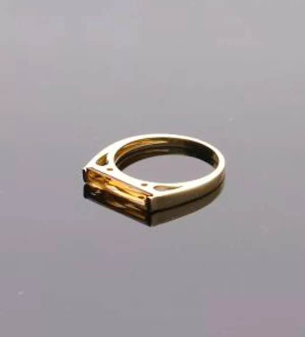 Anillo de oro 18 k. y peridoto Prisma verde" Anillo de oro y peridoto prisma verde toma real sin retoques