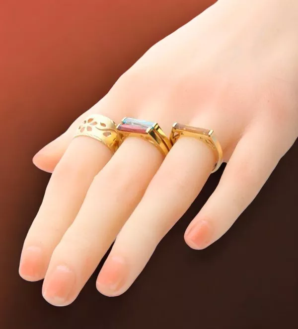 Anillo de oro 18 k. y peridoto Prisma verde" Anillo de oro y peridoto prisma verde toma modelo maniqui