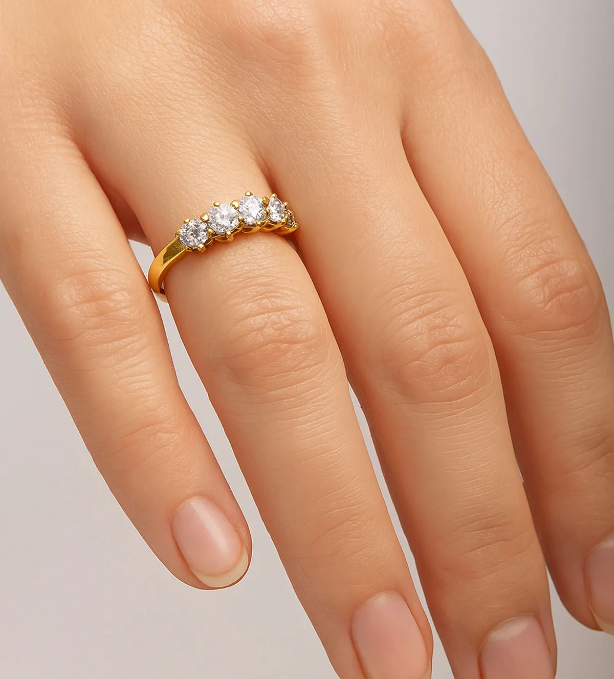 Anillo de compromiso oro 18k media alianza con diamantes 011_001 anillo-de-compromiso-oro-18-diamantes-naturales-011_001 modelo mano