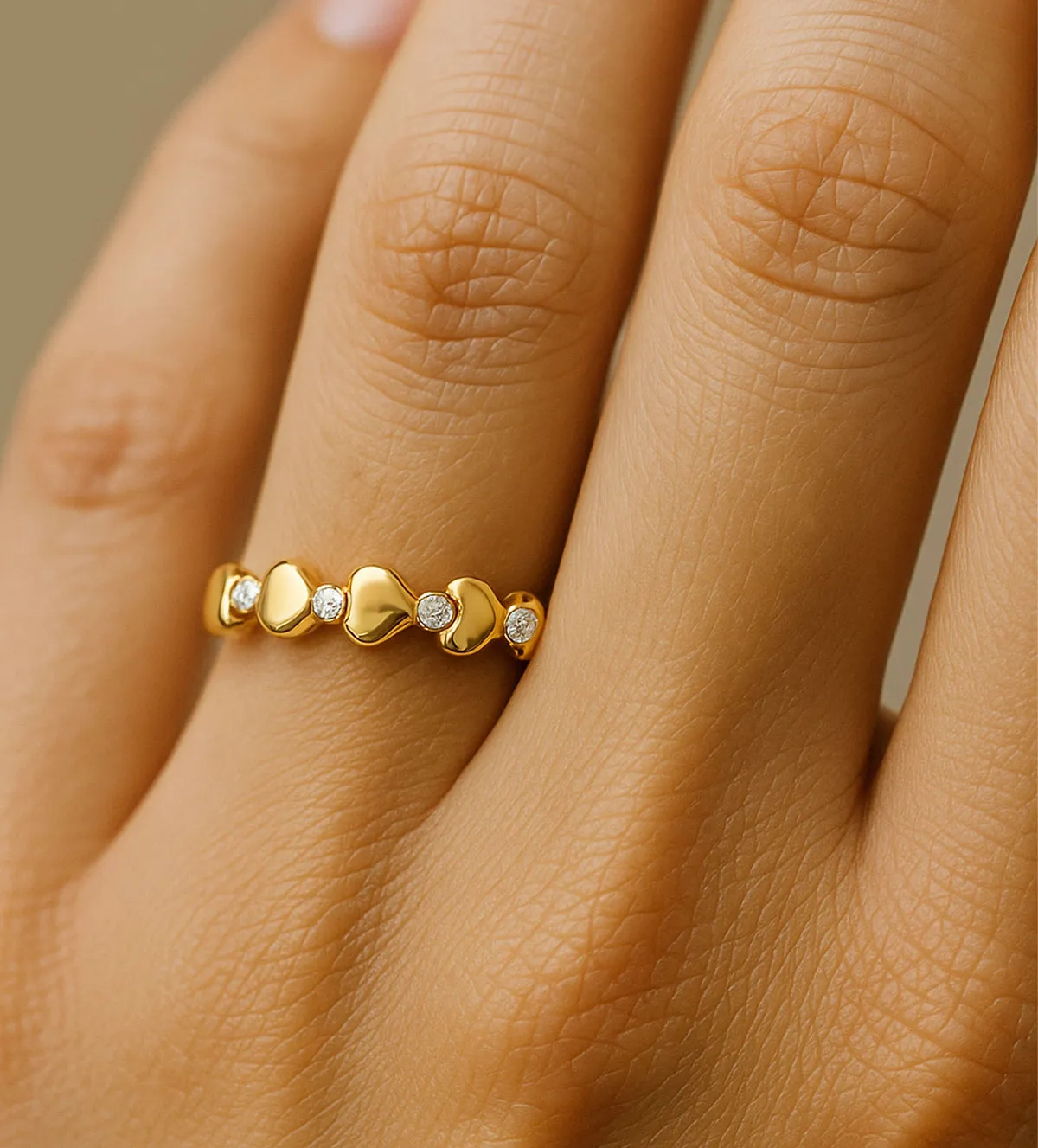 Anillo de compromiso oro amarillo modelo corazones 037_13101743 anillo-de-compromiso-oro-amarillo-corazones-037_13101743 modelo mano