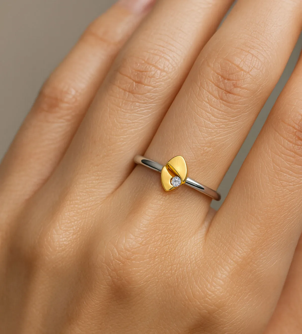 anillo-de-compromiso-oro-bicolor-18-ktes-083_aurygem016 toma modelo mano