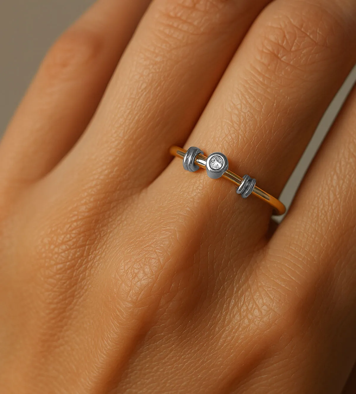 Anillo de oro 18k con detalles en oro blanco y diamante anillo-de-compromiso-oro-bicolor-blanco-y-amarillo-18k-037 toma modelo