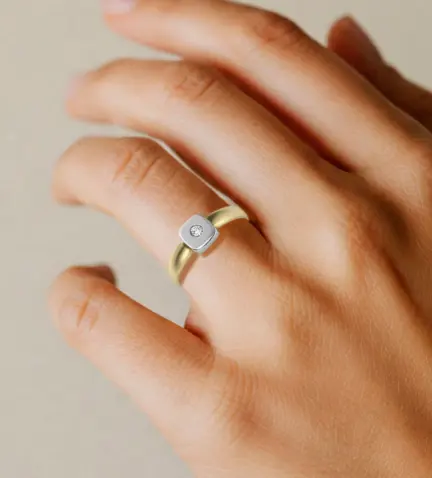 anillo-de-compromiso-oro-bicolor-con-diamante-168_07294-0 foto mano