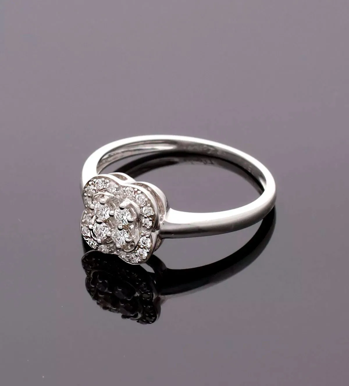 Anillo de compromiso oro blanco y diamantes "ArtdecoXXI" anillo-de-compromiso-oro-blanco-18k-con-brillantes-modelo-trebol-210_1217 modelo mano toma sin retoque