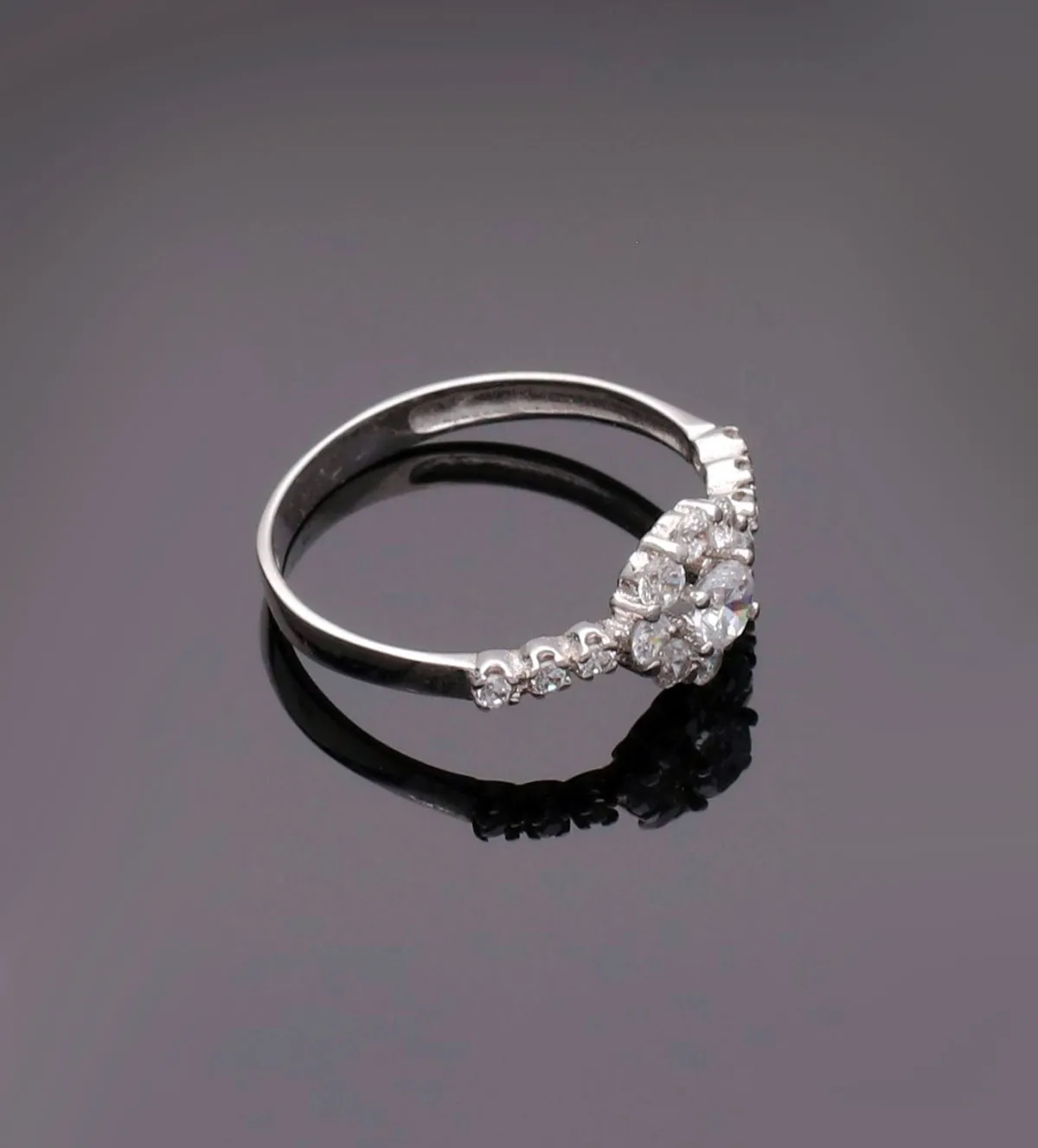 Anillo de compromiso oro blanco 18K 085_0113370S anillo de compromiso oro blanco 18k con circones 085_0113370S toma fondo negro sin retoque