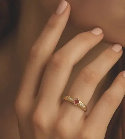 anillo de oro 18 ktes con rubi y brillantes 070_SB5713 foto modelo mano