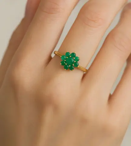 anillo-de-oro-18k-con-esmeraldas-005_02998-A-E modelo mano