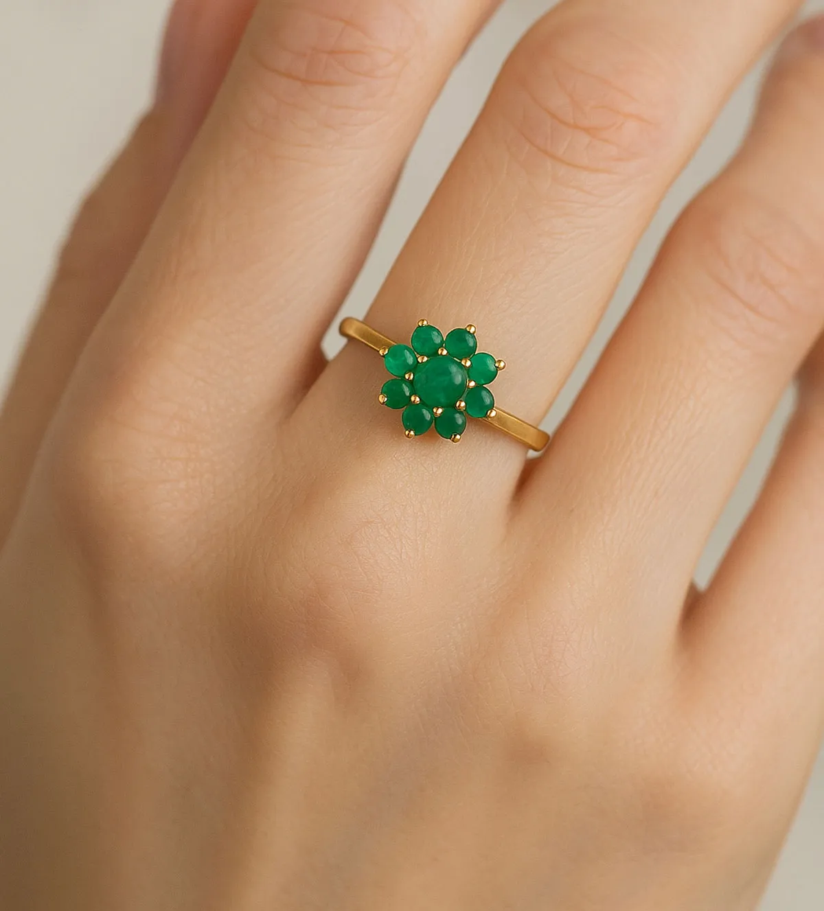 Anillo de oro 18k con esmeraldas 005_02998-A-E anillo-de-oro-18k-con-esmeraldas-005_02998-A-E modelo mano