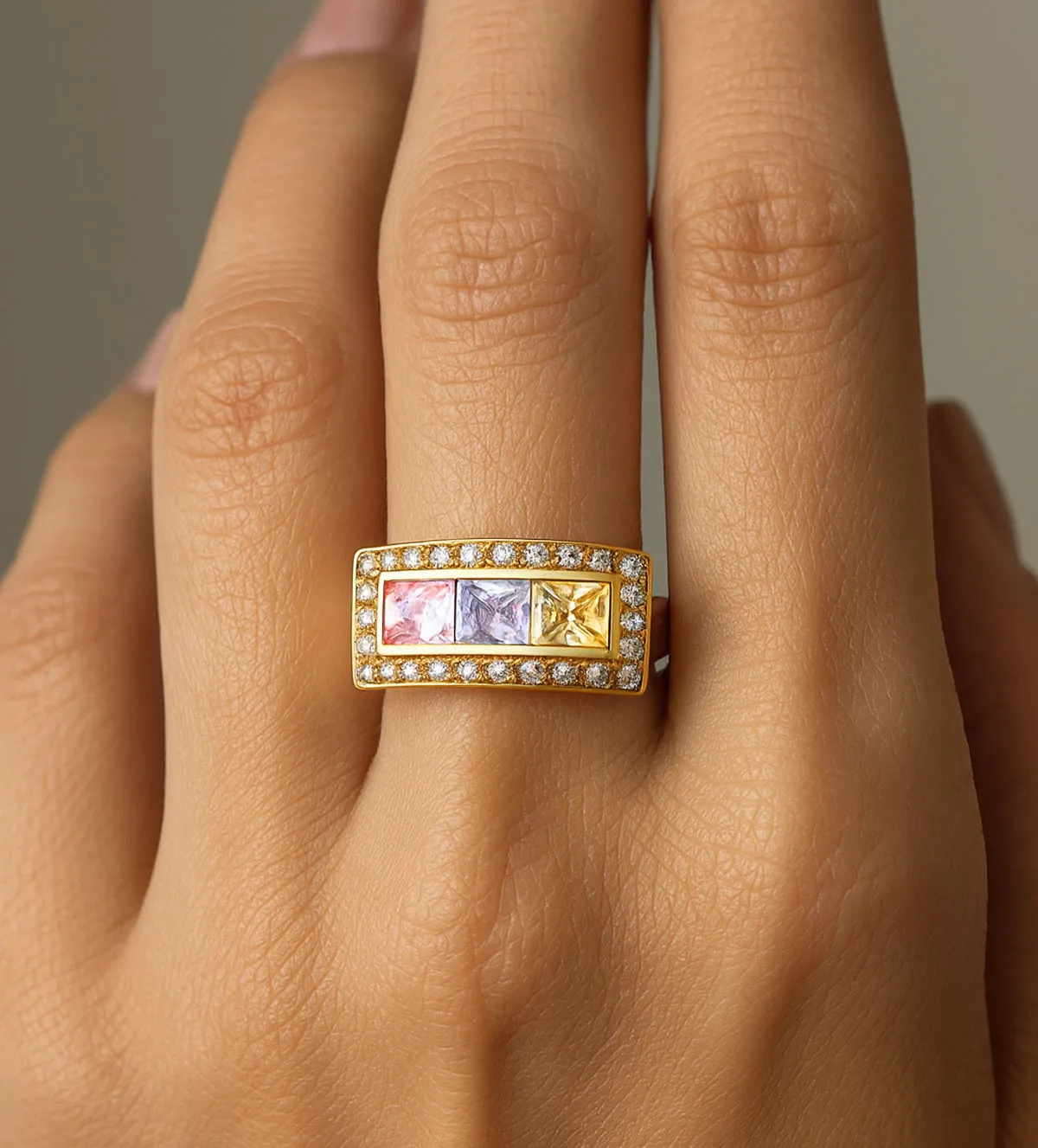 Anillo de oro amarillo y piedras semipreciosas. 002_51960-S anillo de oro 18k con piedras multicolores y circones 002_51960-S modelo mano