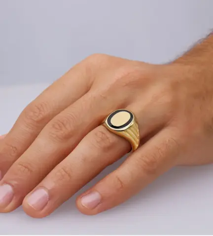 anillo de oro 18k sello de hombre con onice 081_01591_10 modelo mano