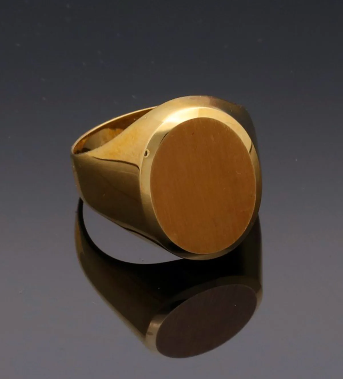 Anillo de oro 18k sello de hombre para grabar 157_S0002 anillo-de-oro-18k-sello-oval-para-grabar-157_S0002 toma sin retoque fondo negro