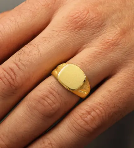 anillo de oro 18k sello de hombre para grabar 037_107-T _Modelo mano