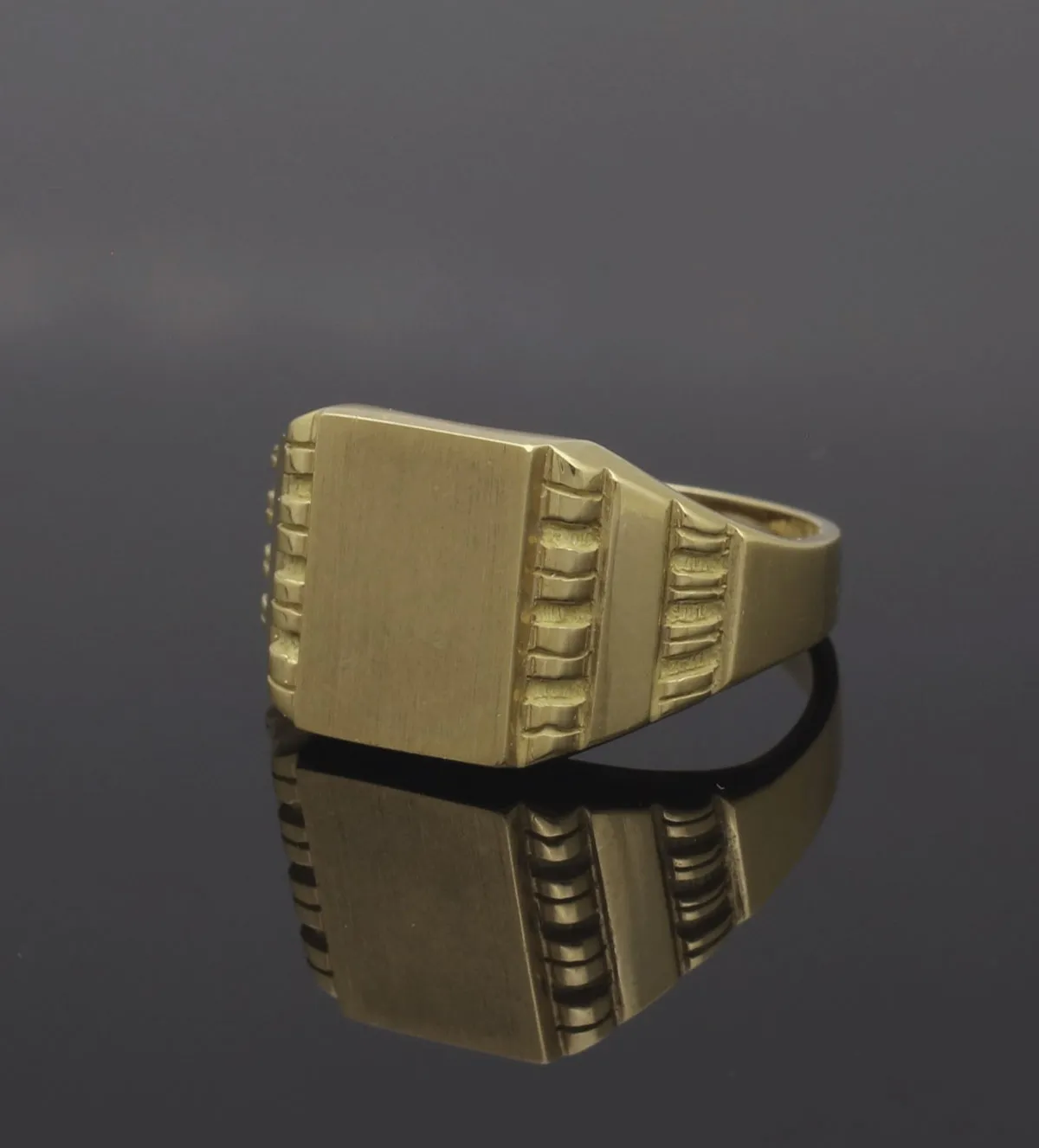 Anillo de oro 18k, sello hombre para grabar 081_00603 anillo-de-oro-18k-tipo-sello-para-grabar-081_00603_01 fondo negro sin retoque fotografico