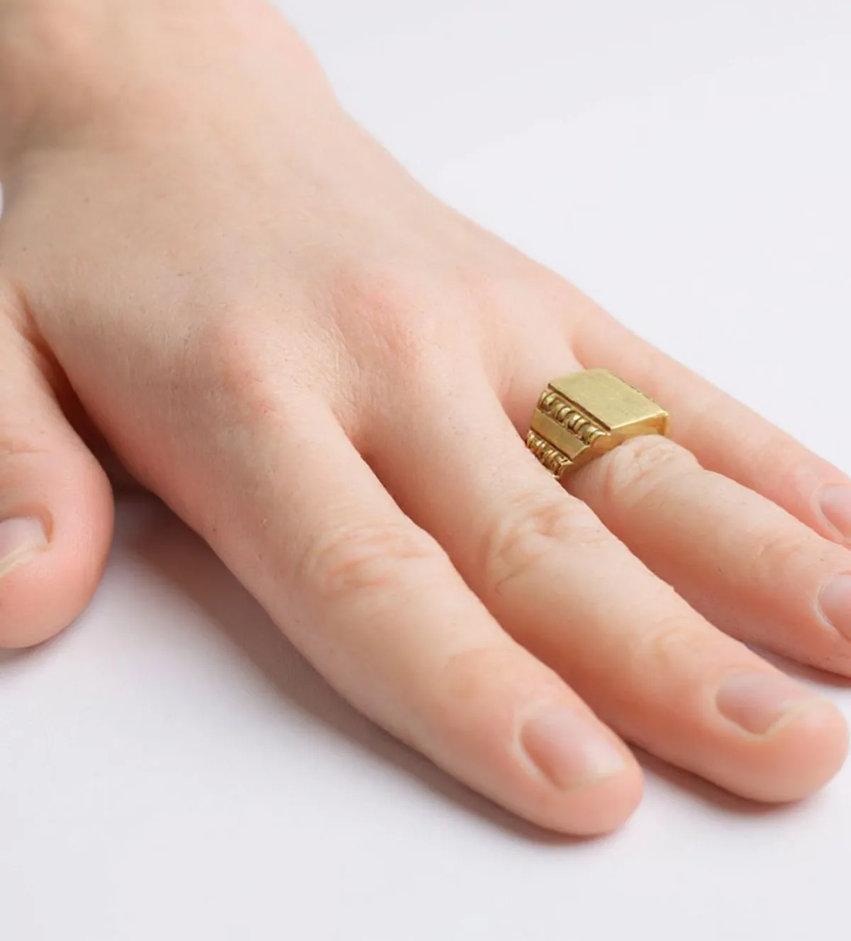 Anillo de oro 18k, sello hombre para grabar 081_00603 anillo-de-oro-18k-tipo-sello-para-grabar-081_00603_01 modelo mano