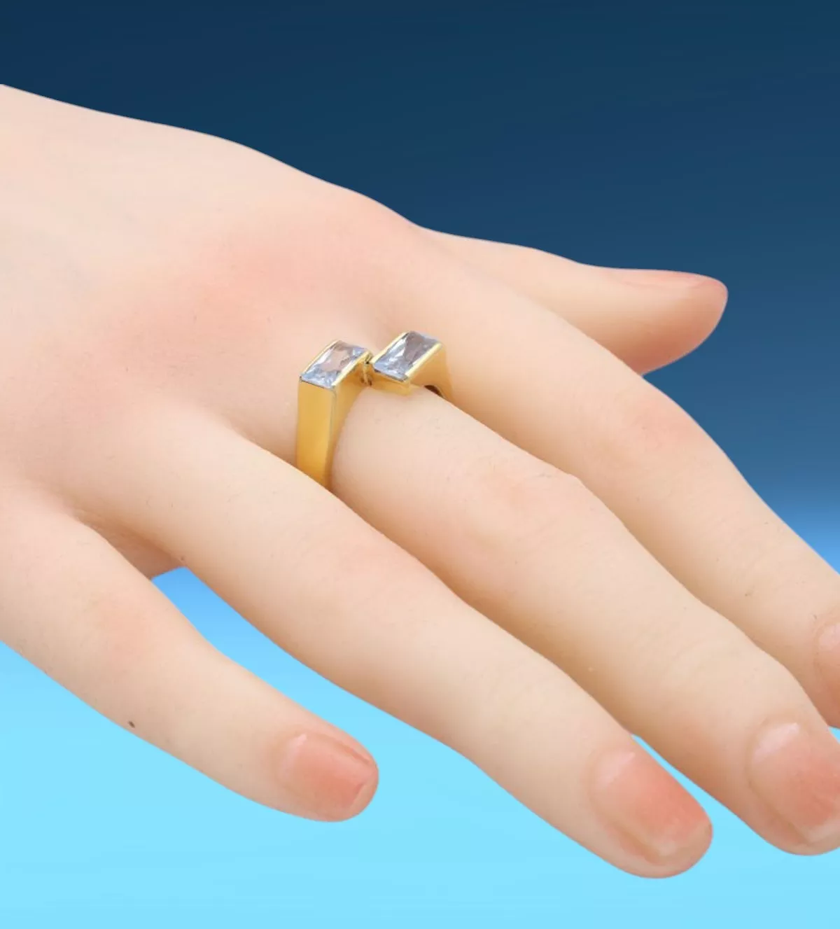 Anillo de oro con topacios azules "ENCUENTRO" anillo de oro ENCUENTRO toma mano maniqui