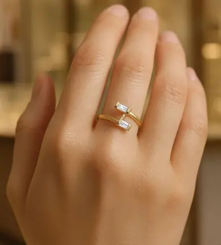 anillo-de-oro-amarillo-con-circones-tala-baguette-139_7014-S-OA modelo mano