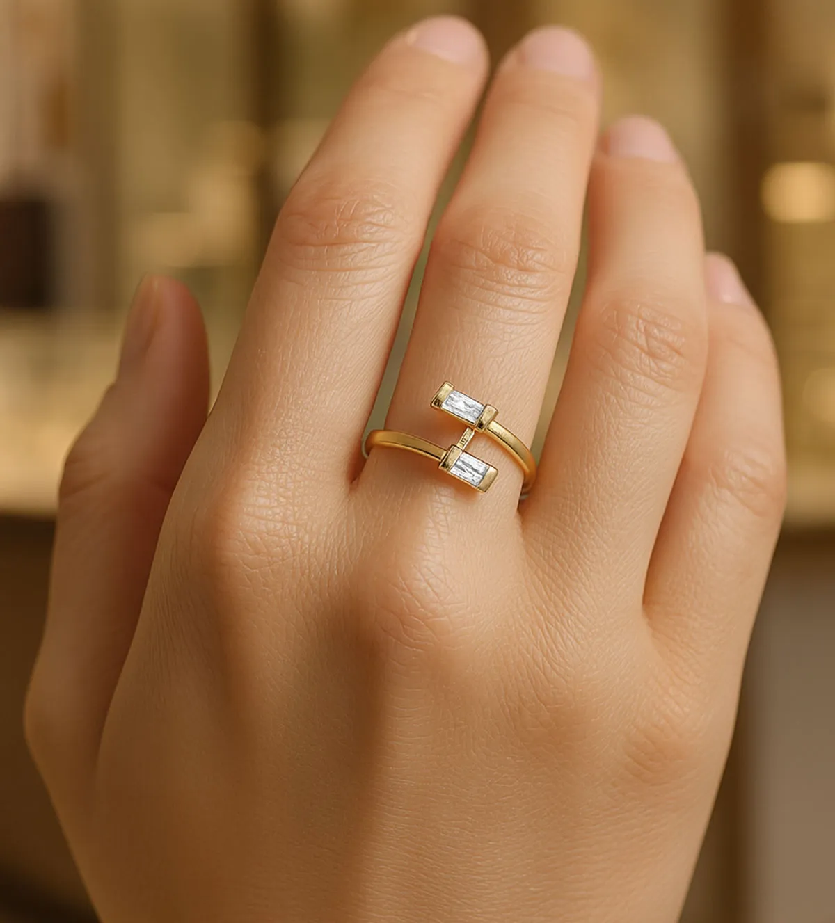 Anillo de oro 18K 139_7014-S-OA anillo-de-oro-amarillo-con-circones-tala-baguette-139_7014-S-OA modelo mano