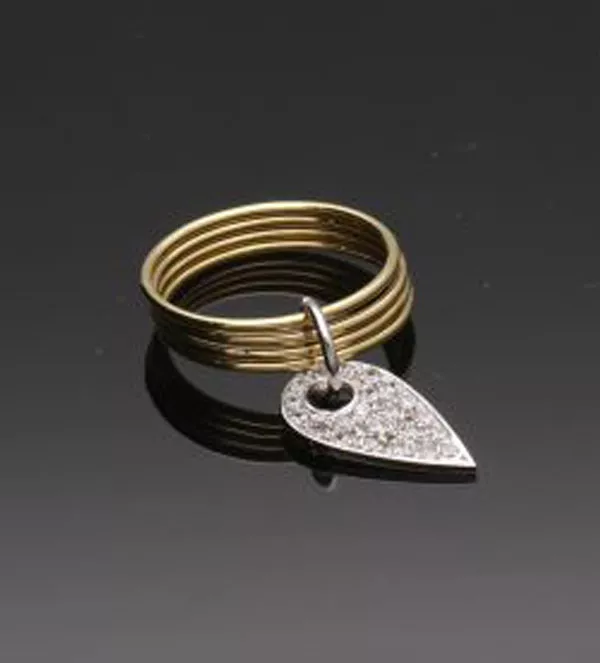 Anillo de oro bicolor 18K "Danzad" anillo de oro bicolor con circones en hoja colgando toma sin retoques