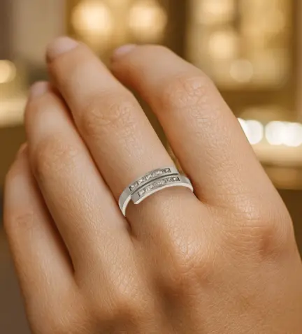 anillo-de-oro-blanco-18-ktes-con-circones-063_12001-S modelo mano