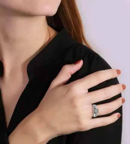 anillo de oro blanco 18 ktes con diamantes vista lateral 044 5747b 10