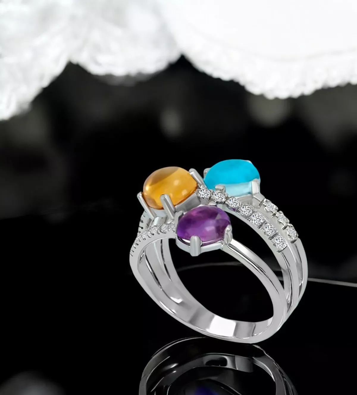 Anillo de oro blanco 18k con diamantes "Iris" anillo de oro blanco 18 ktes con diamantes y cristales checos multicolores toma fondo negro