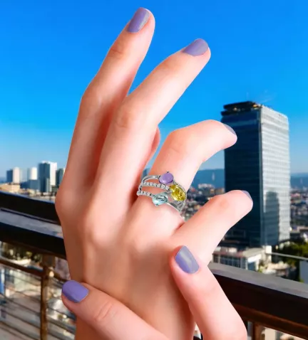 anillo de oro blanco 18 ktes con diamantes y cristales checos multicolores toma mano femenina