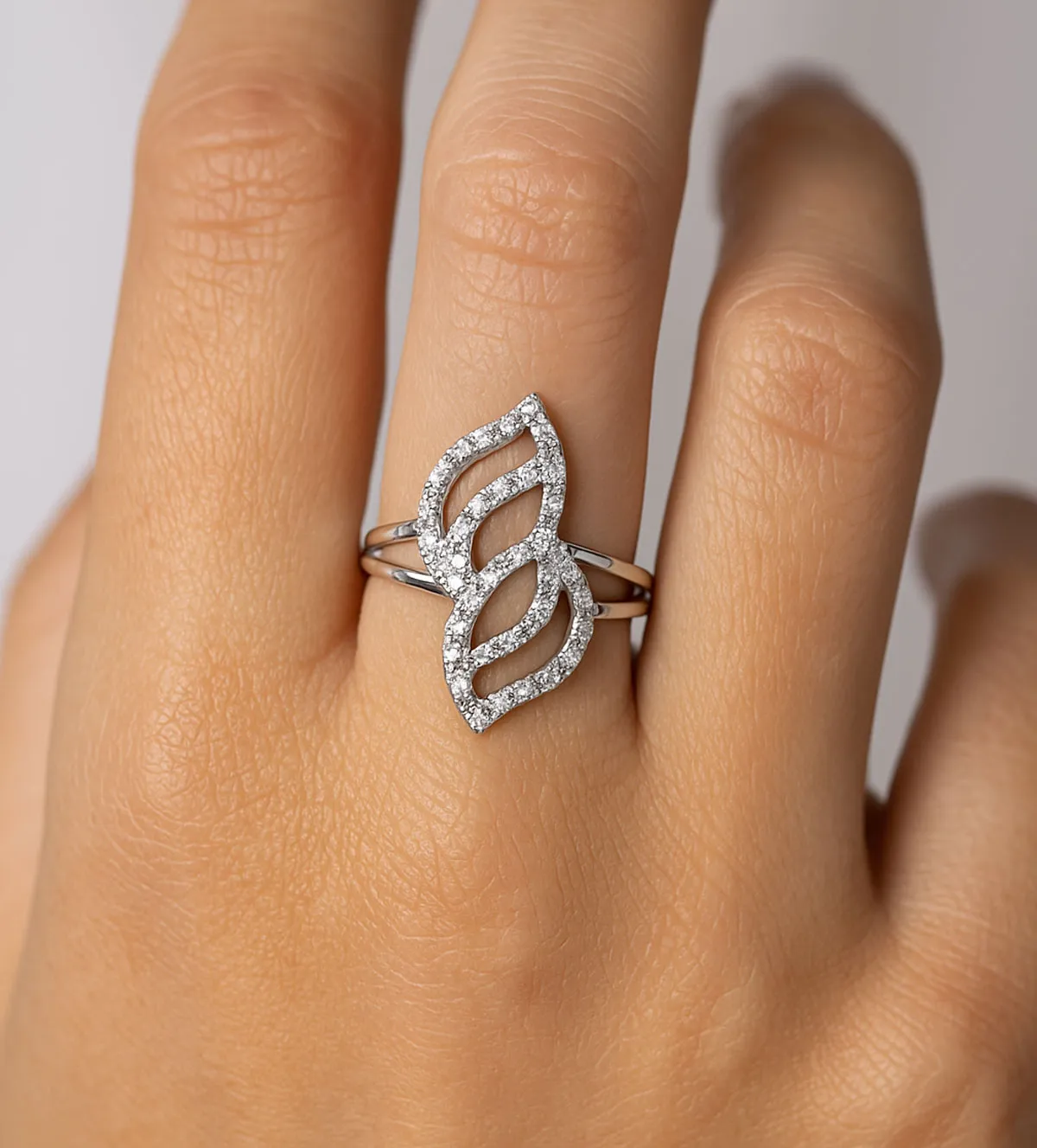 Anillo de oro blanco con circonitas. 002_52949-SB anillo de oro blanco con circones 002_52949-SB modelo mano