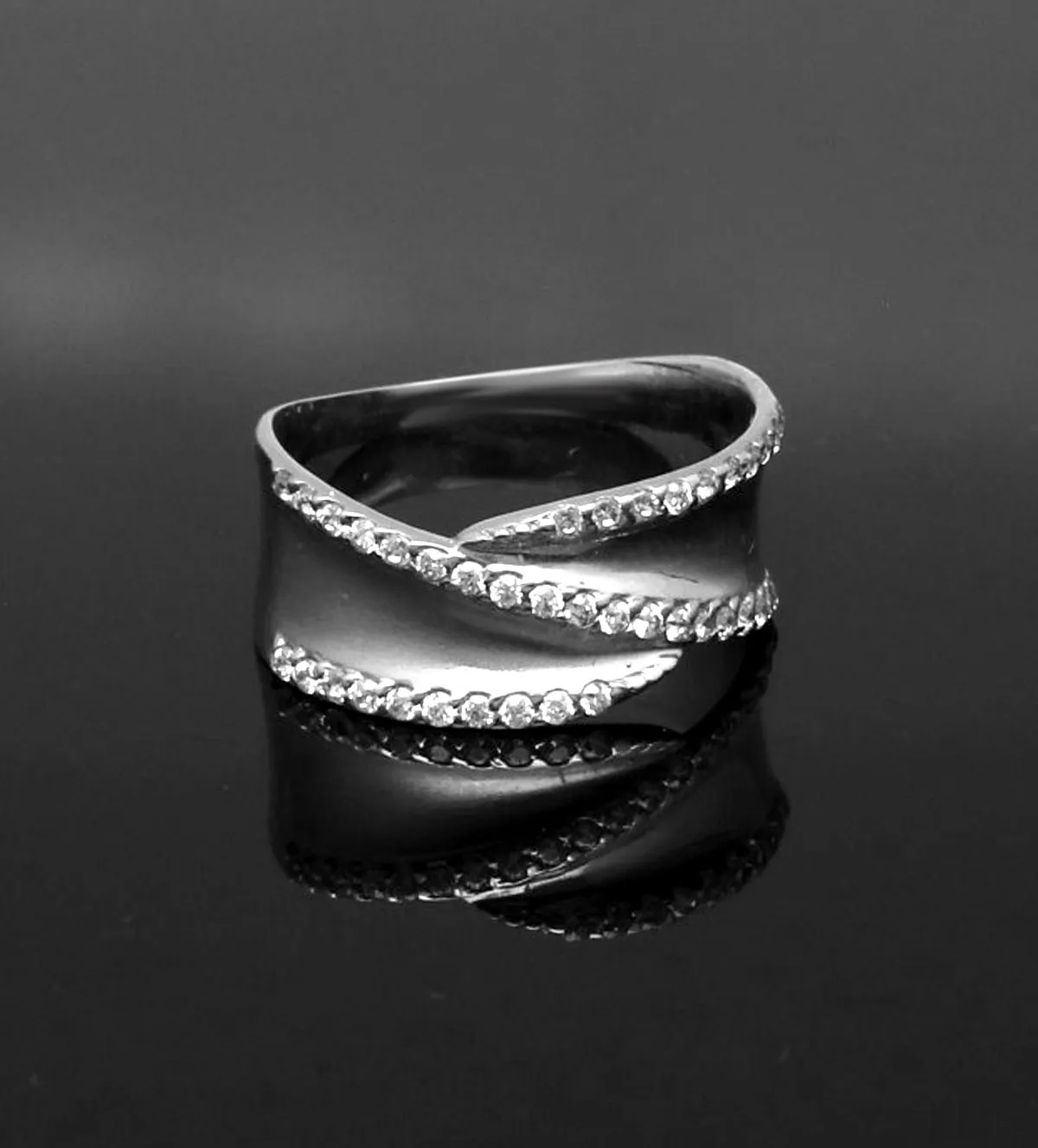 Anillo de oro blanco 18K con circones 083_JI177 anillo de oro blanco con circones 083_JI177 toma fondo negro sin retoques