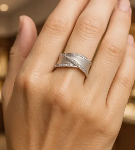 anillo de oro blanco con circones 083_JI177 modelo mano mujer