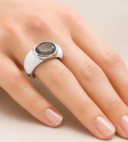 anillo-de-oro-blanco-esmaltado-111_4S-810 foto modelo