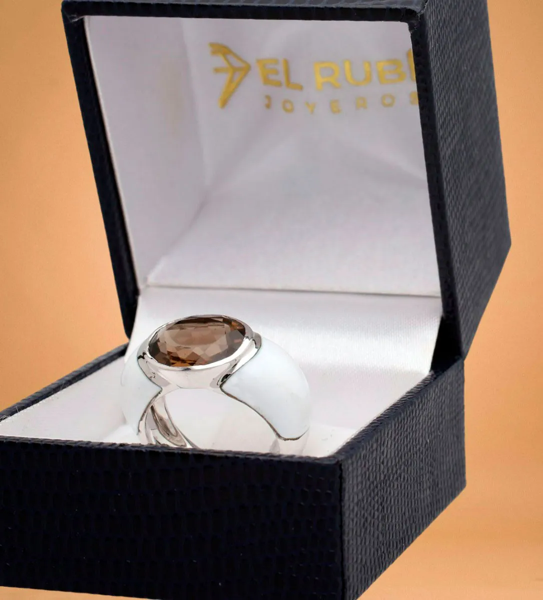 Anillo de oro blanco 18k topacio y esmalte 111_4S-810 anillo-de-oro-blanco-esmaltado-111_4S-810 foto estuche