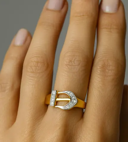 139_0101-S-15 anillo de oro forma cinturon vista mano