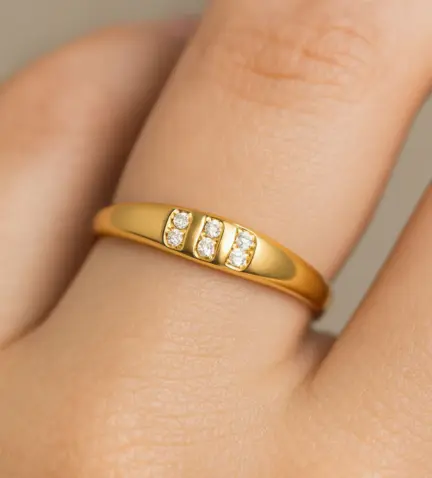 anillo de oro con circones para niña 139_5799-S_10 modelo mano niña