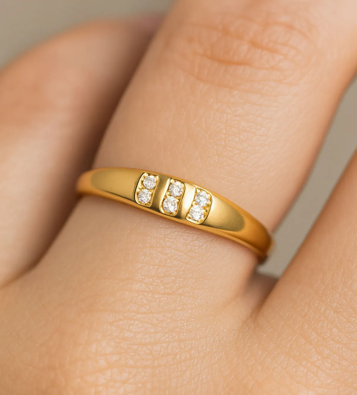 anillo de oro con circones para niña 139_5799-S_10 modelo mano niña