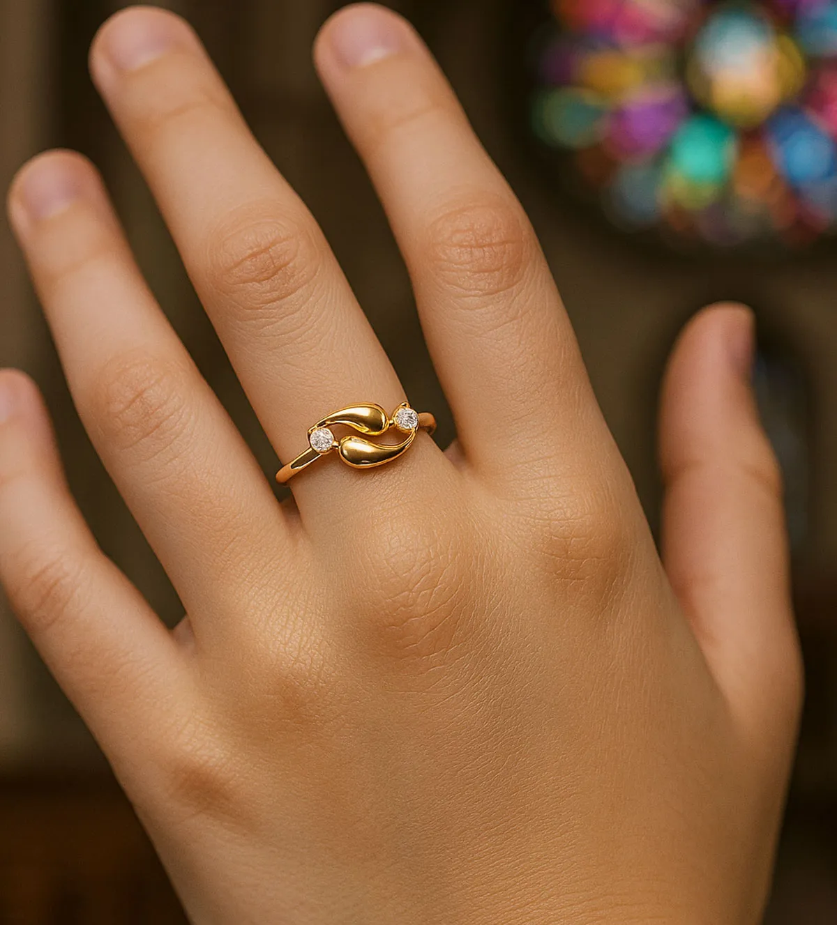 Anillo de oro 18K con circonitas Comunión 139_0415-S anillo-de-oro-con-circones-para-nina-comunion-139_0415-S modelo mano nina