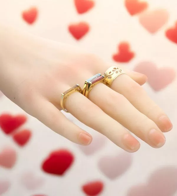 Anillo de oro 18k con cuarzo "Prisma Granate" anillo de oro con cuarzo granate foto mano maniqui