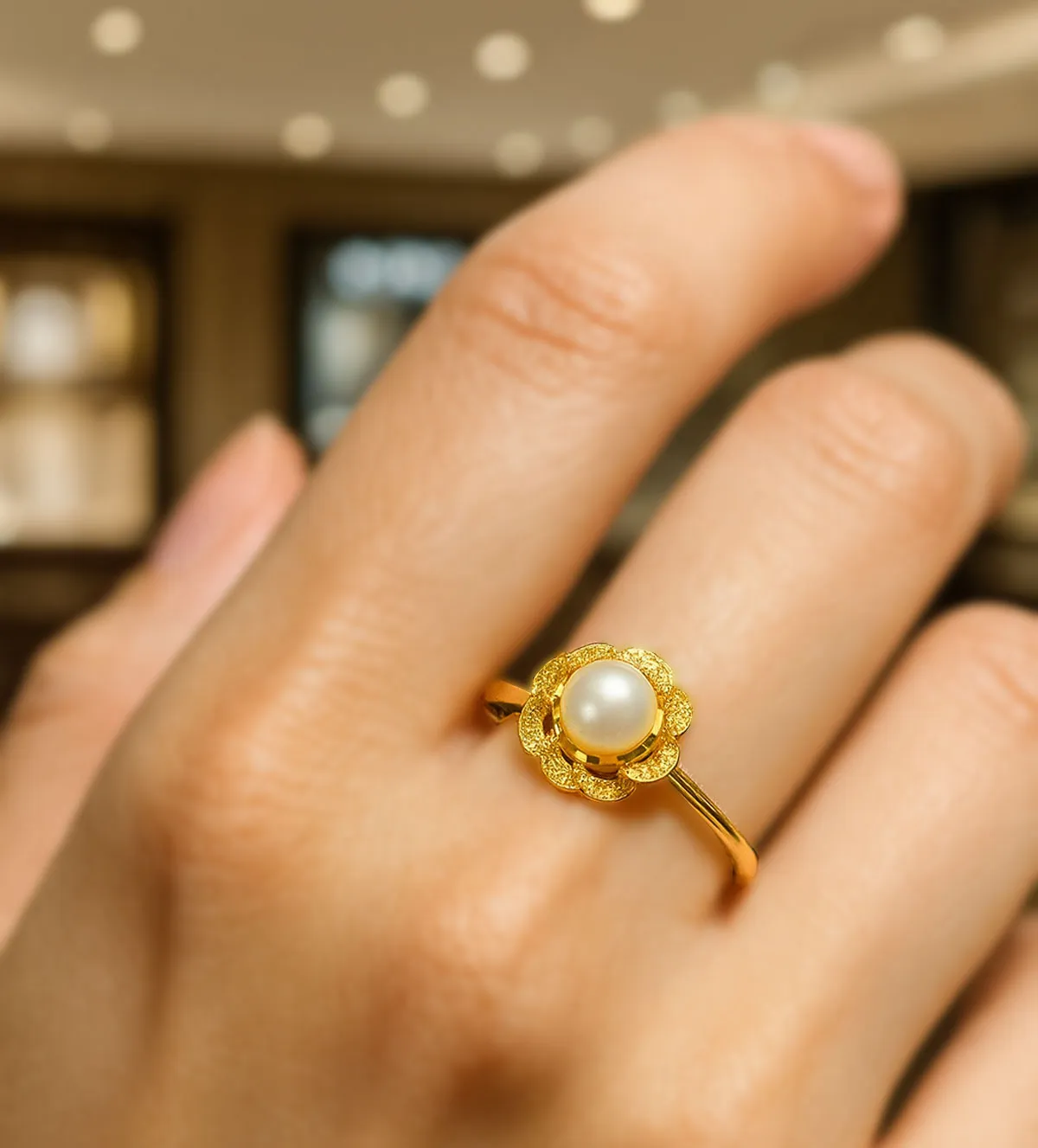 anillo de oro para niña de comunion 002_3978-S modelo mano mujer