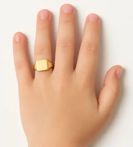 anillo-de-oro-para-nino-sello-para-grabar-036_S66125_Mano de nino