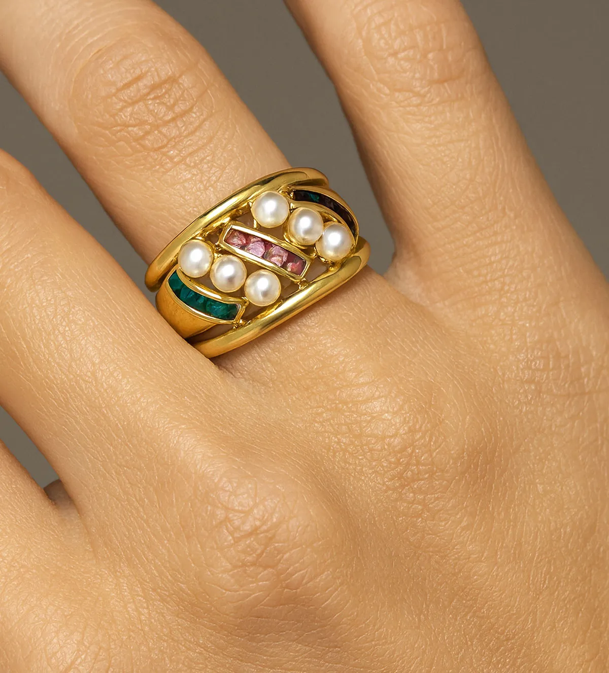 Anillo de oro 18 ktes con perlas y piedras preciosas 044_6179 anillo-de-oro-perlas-rubies-esmeraldas-y-zafiros-044_6179 modelo IA